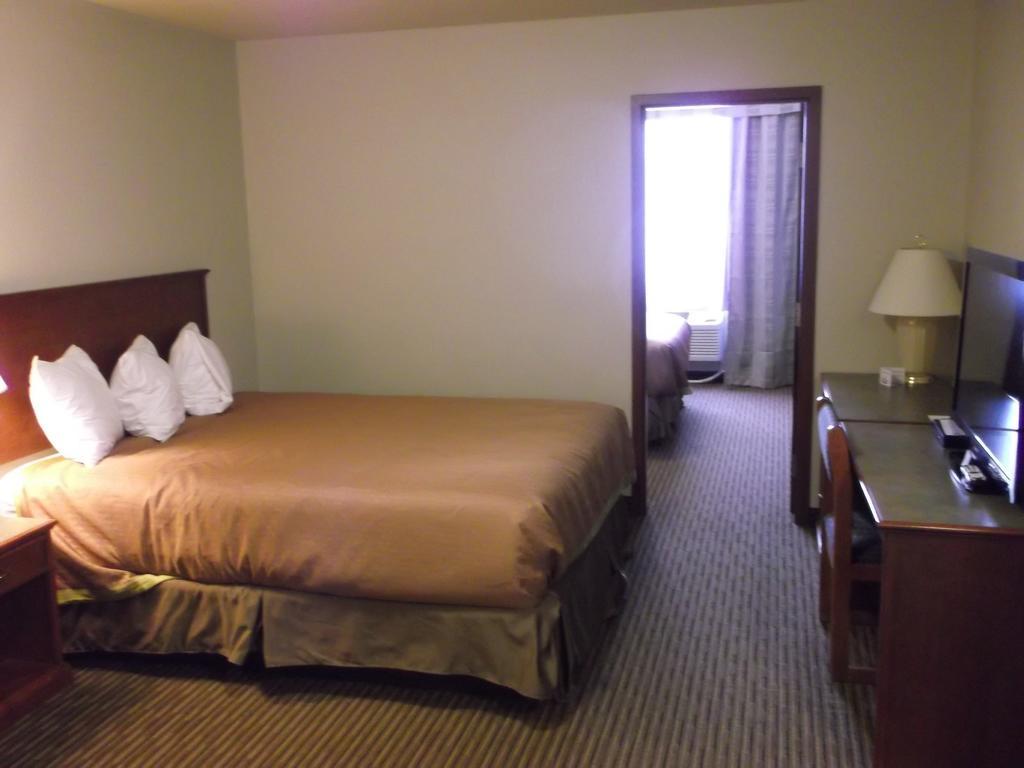 Foxwood Inn And Suites Fox Creek Habitación foto