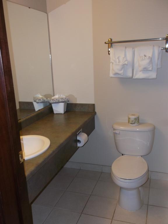 Foxwood Inn And Suites Fox Creek Habitación foto