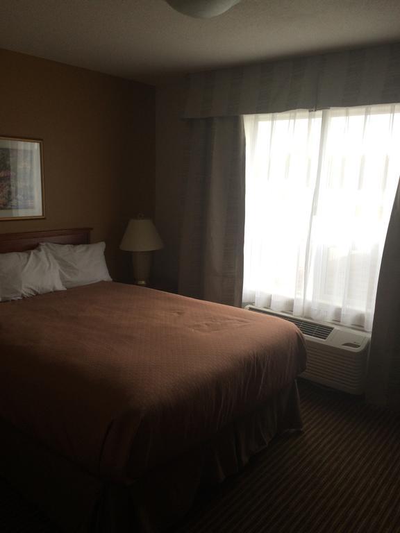 Foxwood Inn And Suites Fox Creek Habitación foto